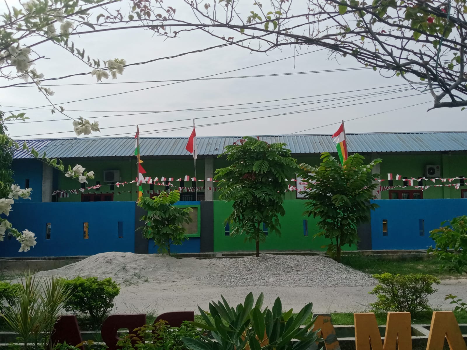 Siswa sedang belajar Al-Qur'an di dalam ruangan yang terang